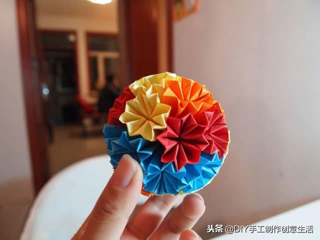 怎样用纸做一个能用的球(手工折纸snapology球 用纸条折球体步骤图解)