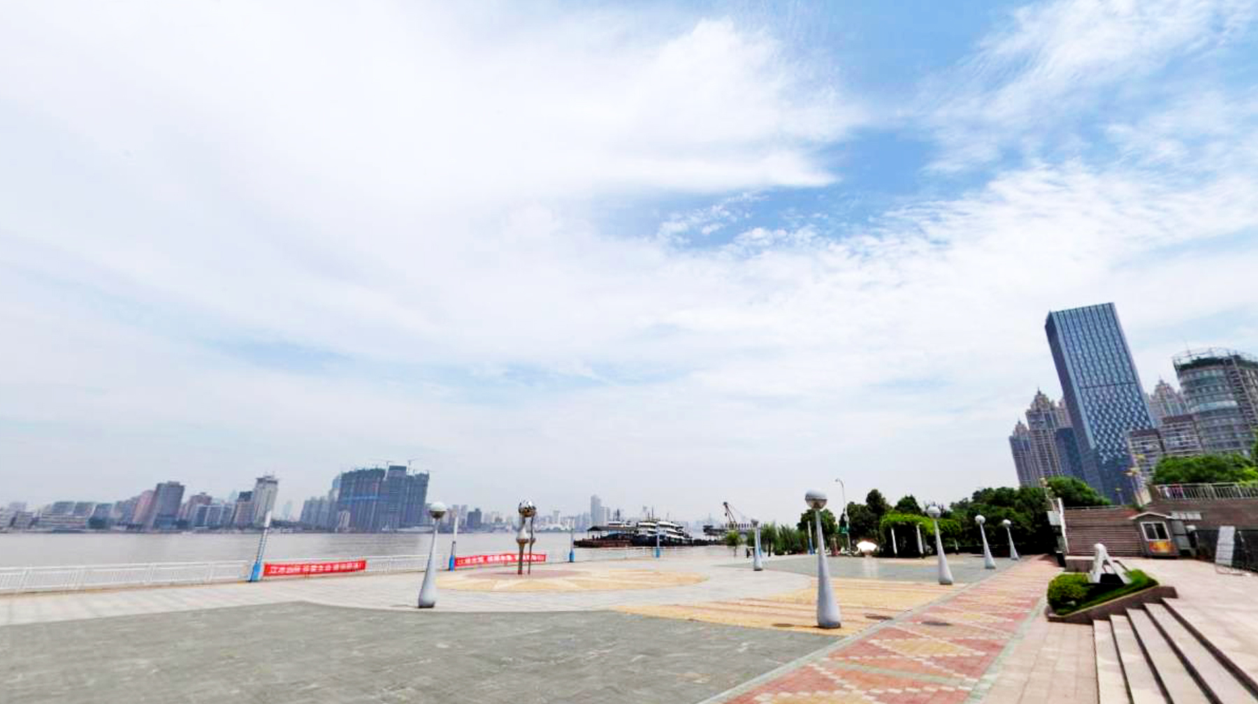 五一游湖北，武汉长江边有座壮阔的观景台，鸟瞰江景的好地方
