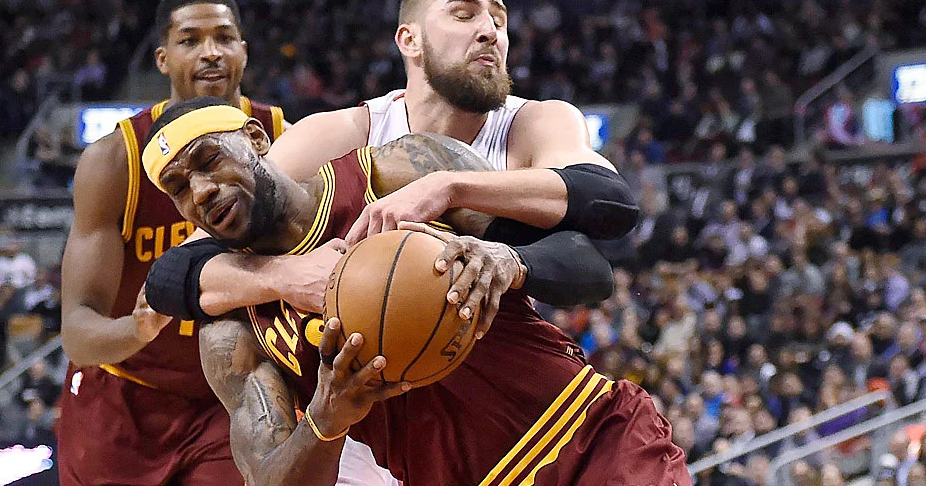 nba各种犯规(盘点NBA史上最粗暴的五大犯规，这哪是打篮球，简直是在打人)