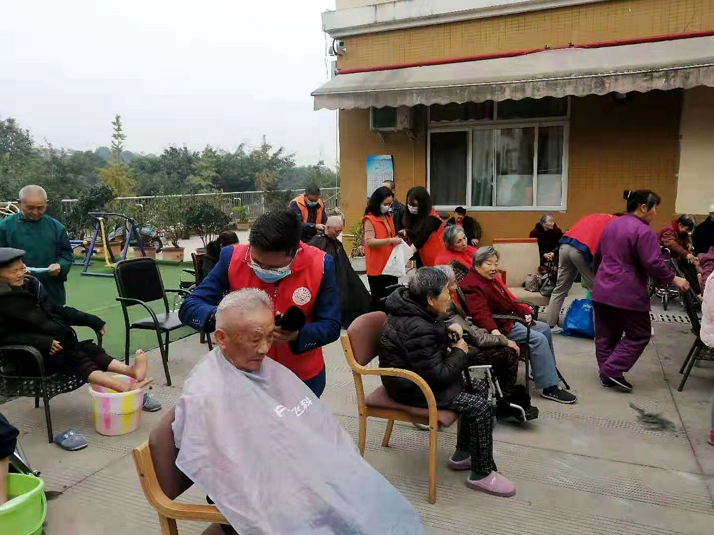 众扶高新志愿者养老院里服务忙