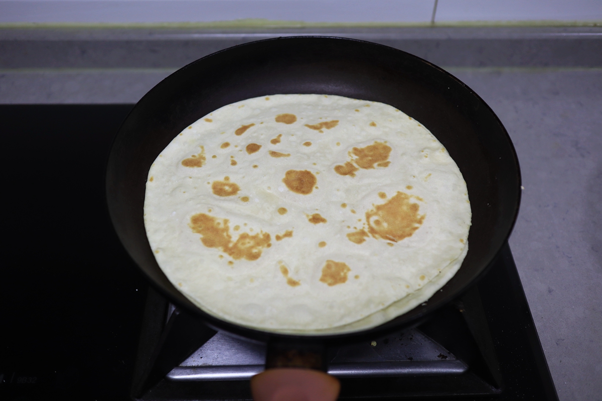 2分钟出锅的烙薄饼,又软又香卷着吃,用凉水还是热水揉面不挑剔