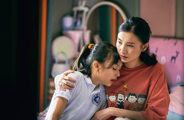 撞见女儿“夹腿”，亲妈1句话把孩子骂“愣”！成年人的思想太污
