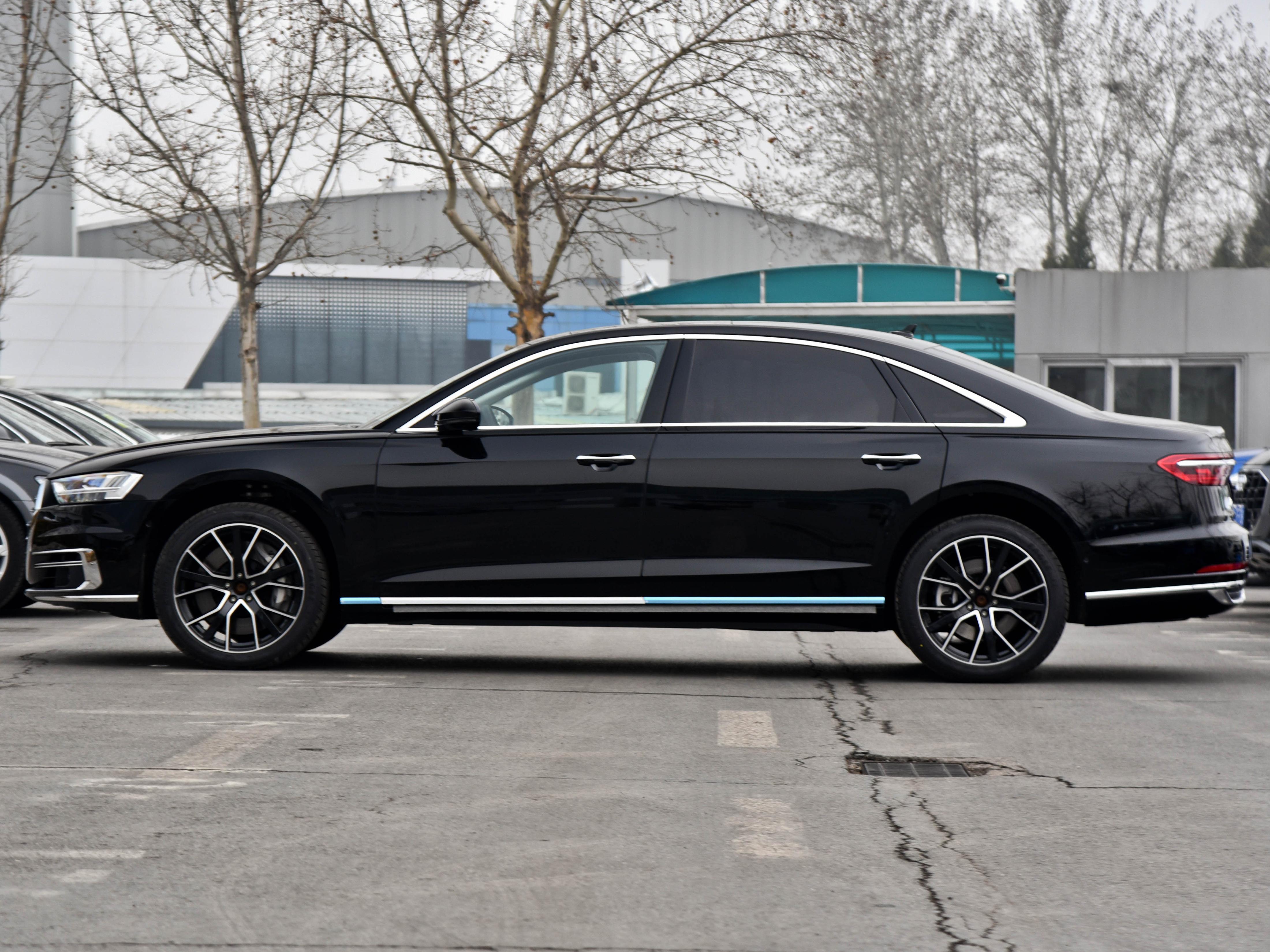 原装进口“大号奥迪A6L”，后排带冰箱和按摩，带你看奥迪A8