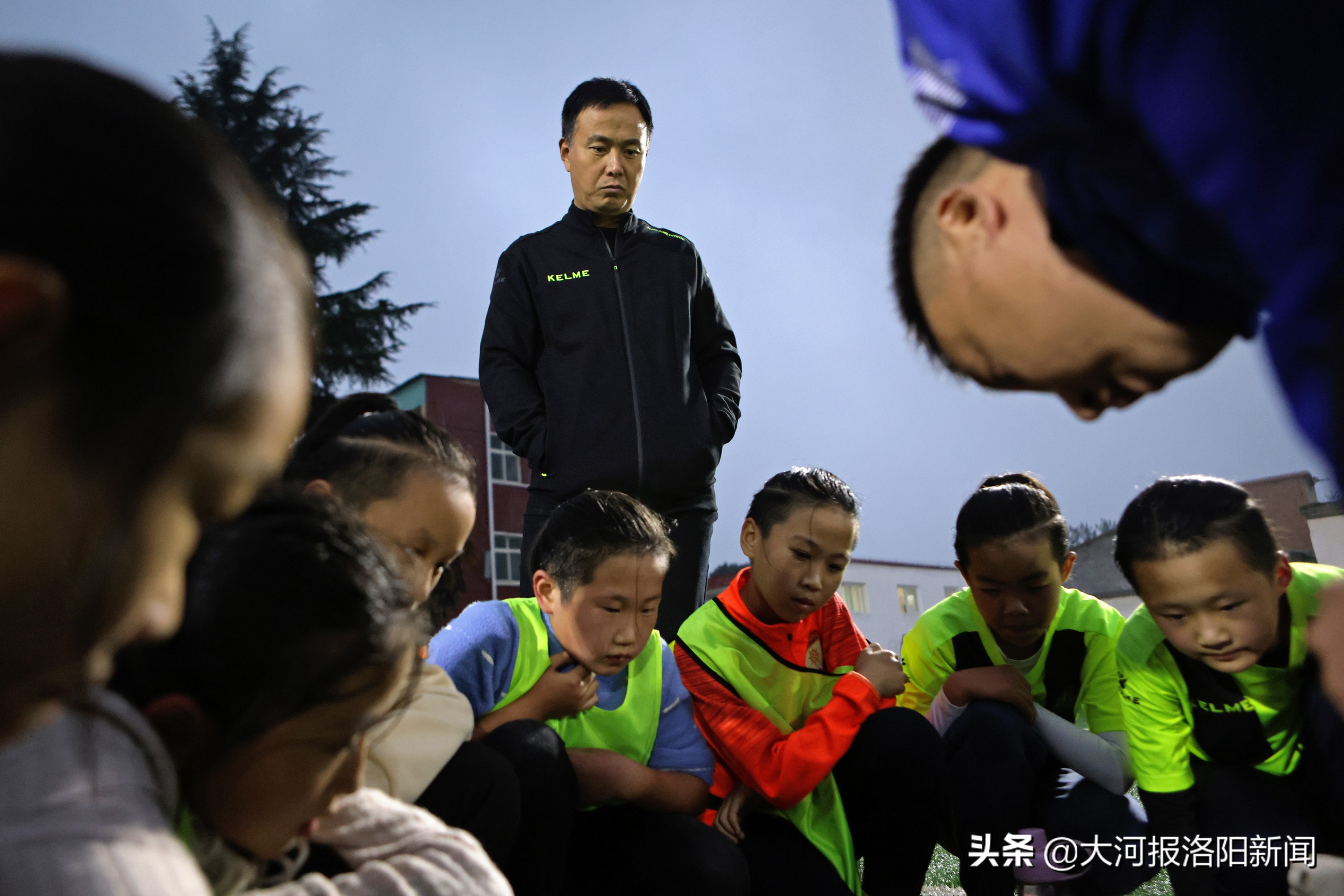 平乐足球队(穿帆布球鞋踢比赛、水泥地上练球，执着河南乡村校长带领女足频频夺冠)