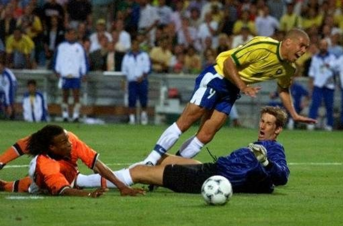 98世界杯决赛罗纳尔多单刀球(永恒传奇系列：“外星人”罗纳尔多《三》1998世界杯)