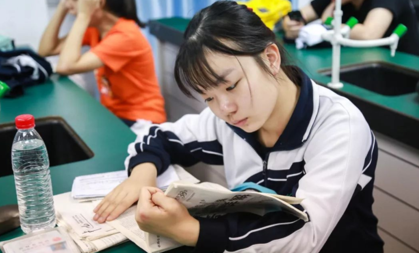 明年高考迎新规，部分学生将被取消考试资格，成绩再优秀也是徒劳
