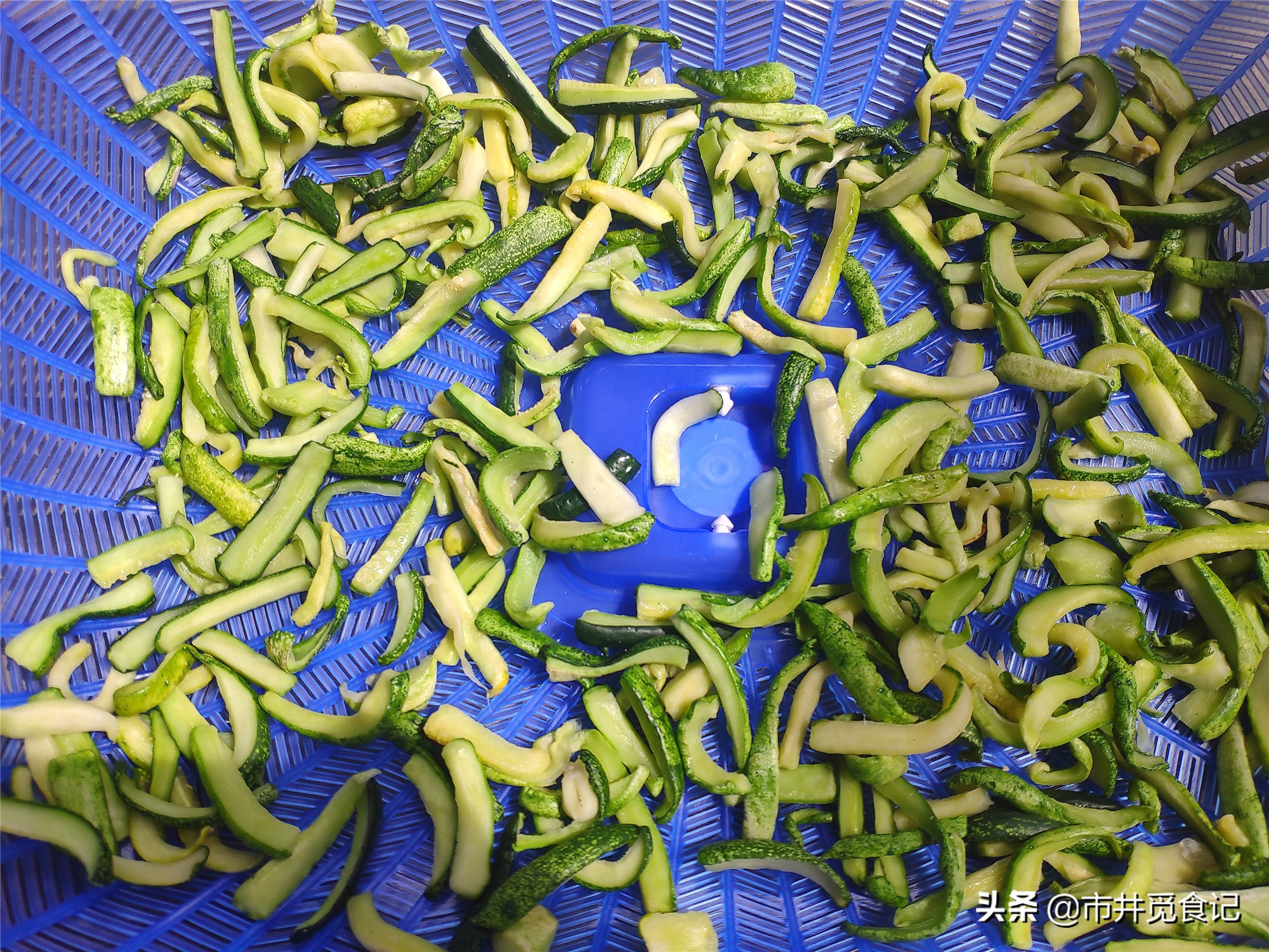 奶奶用了30多年的腌黄瓜配方，一次腌20斤，嘎嘣脆，咸香特好吃