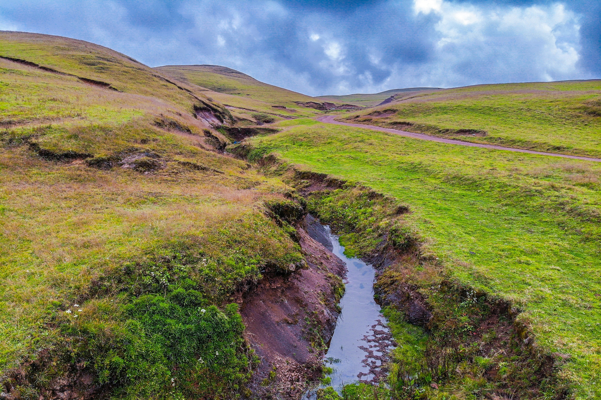 大山包高山草甸高山草原,震撼无比的峡谷,震撼的玻