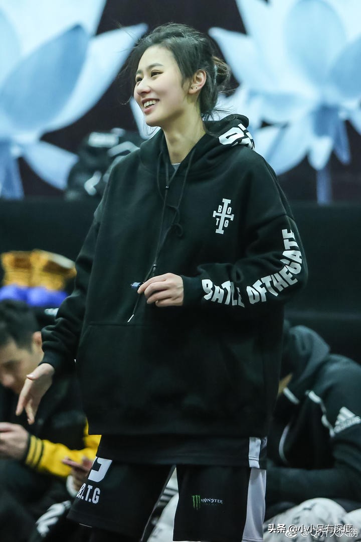 中国足球美女裁判(中国最美裁判亓浩,一位气质甜美,清新脱俗的妹子