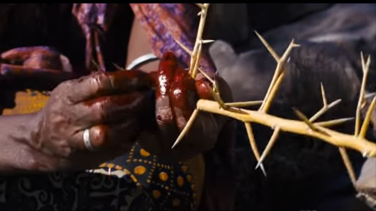 "割礼"惨无人寰的陋习,迫害着女性身体,震撼人心《沙漠之花》