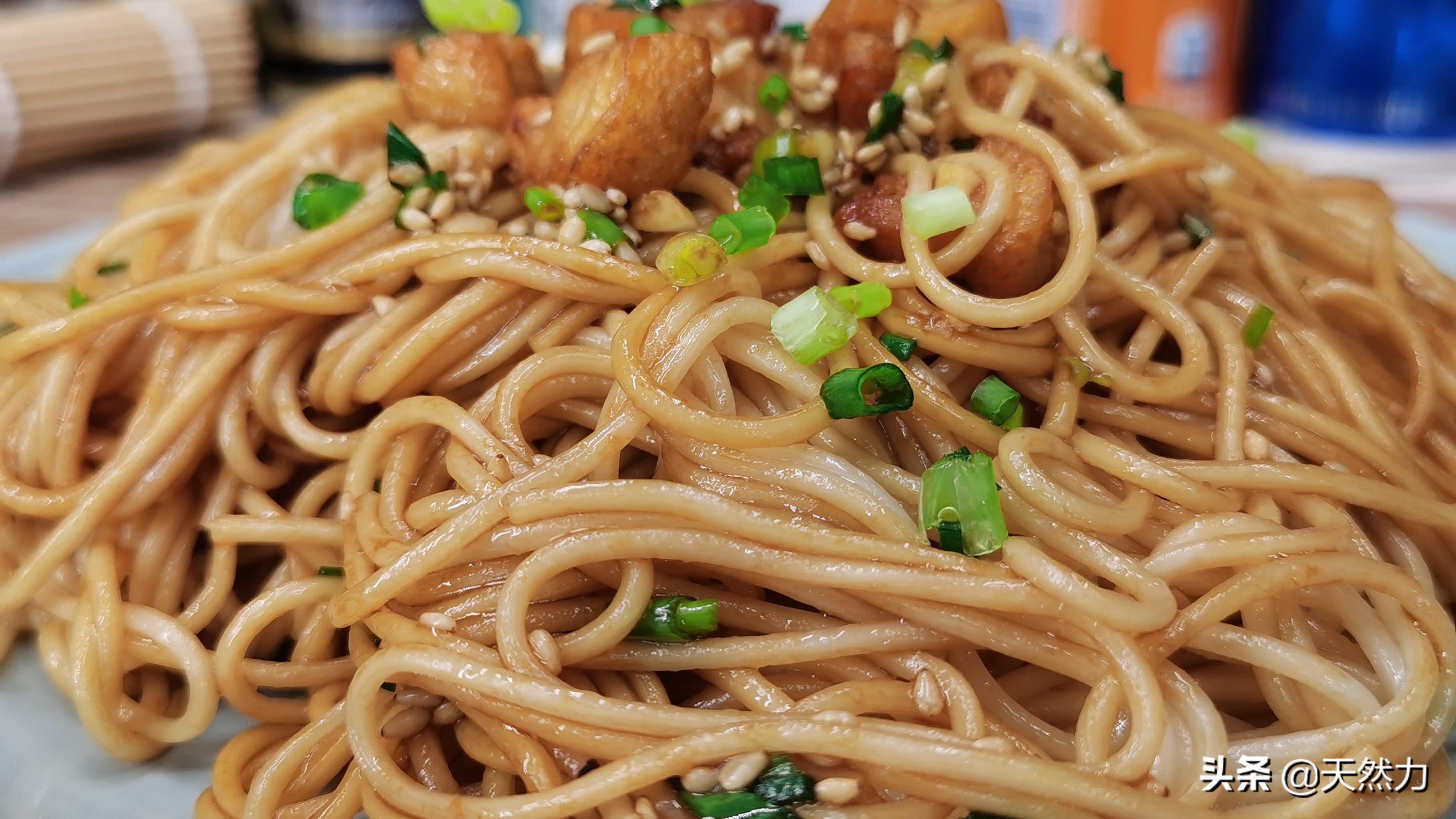 做法简单的猪油拌面,油渣酥脆,面条香滑,学会了就不用出去吃了