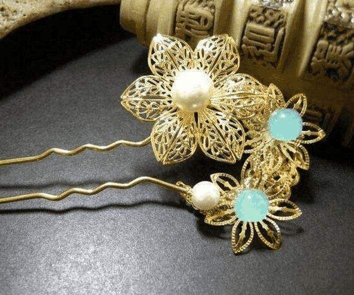 喜欢使用金银制作的发钗,其中包括鎏金金钗,镂空银钗等多种款式的头饰