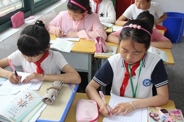 小学生被罚写“爷”字，家长看后哭笑不得，网友：爷爷戴墨镜了？