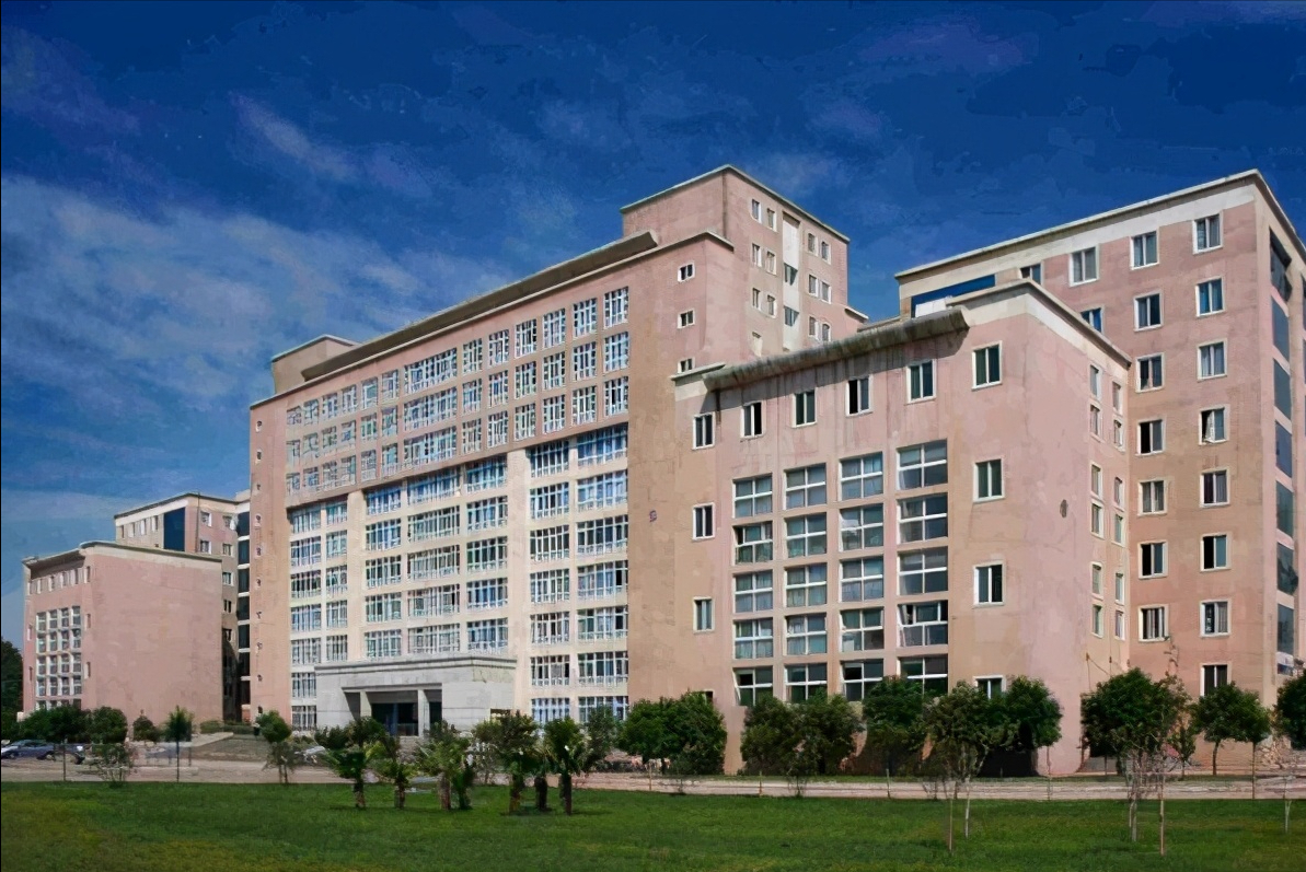 学校不安装空调，在校生在宿舍中暑！学生把学校“送”上热搜