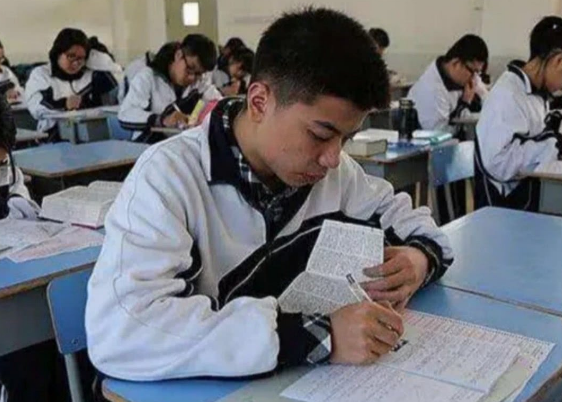 高考580分，复读后700分，这就解释了国家为啥要限制高考复读