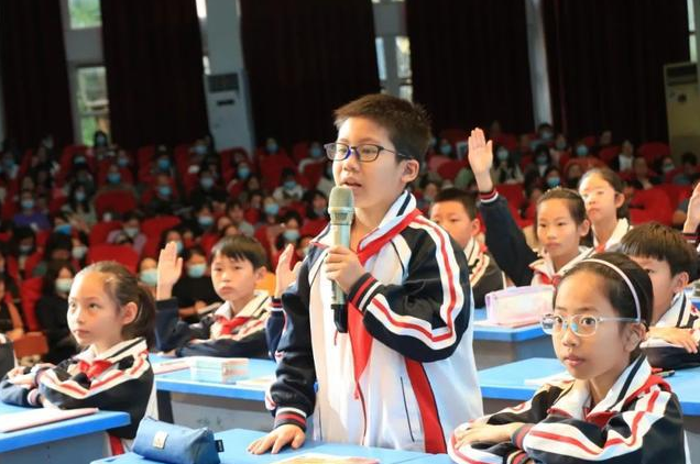 “爱情能帮助学习”，小学生写换座“申请书”，老师看后哭笑不得