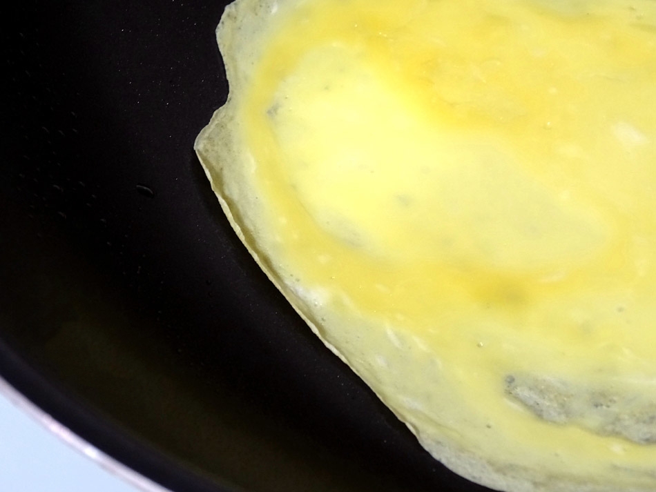 蛋包饭–蛋皮怎样不破皮、不黏锅抓住诀窍，第一次也能做好蛋包饭