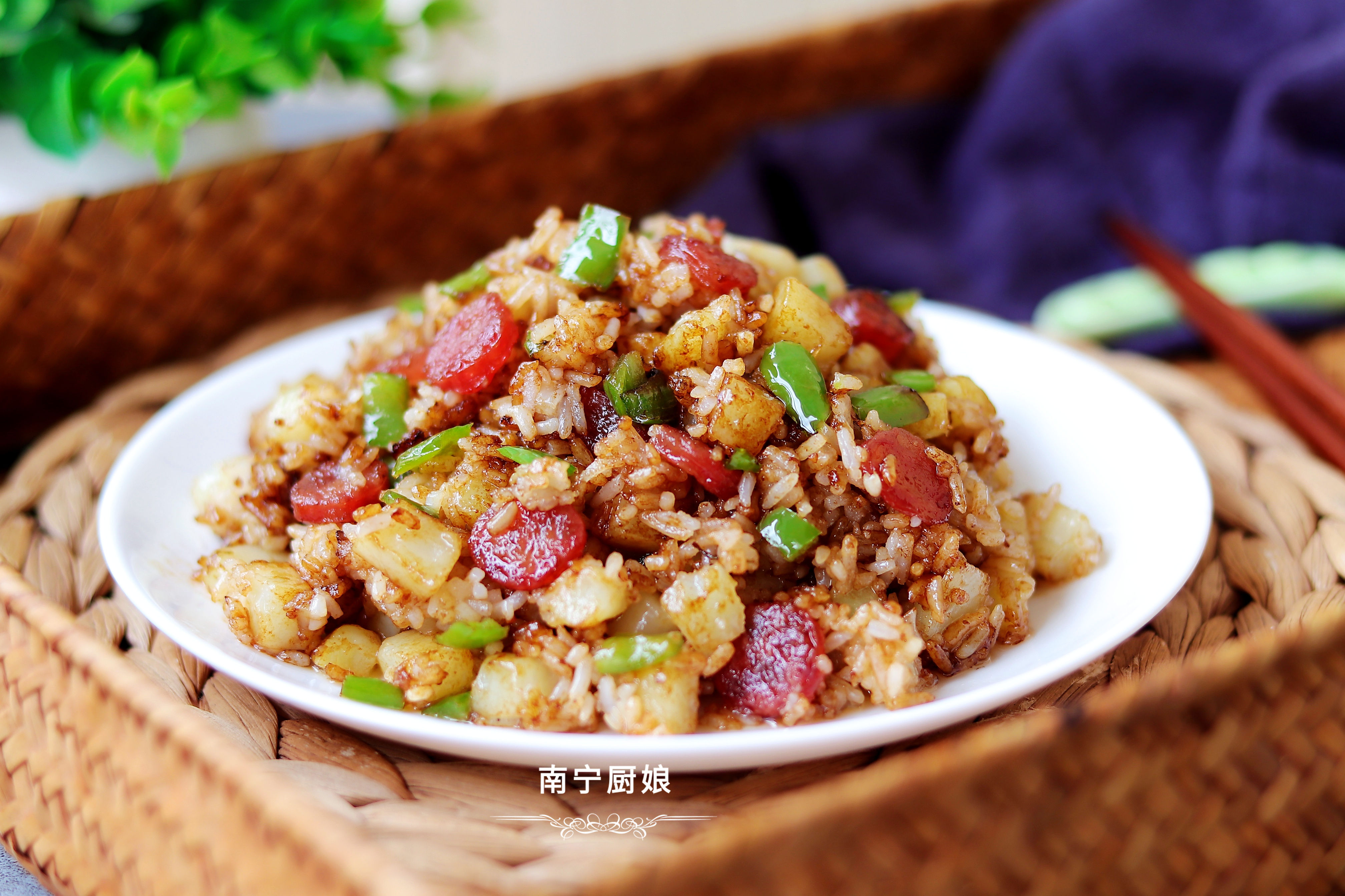 腊肠炒饭的做法（教你做香浓美味的腊肠炒饭）