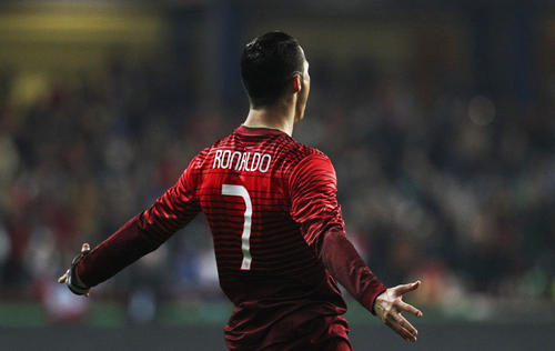 c罗纳尔多(人物|越看位置越靠前,足球世界的"变色龙"—c罗纳尔多)
