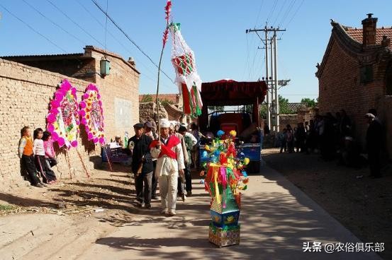 出殡当天扛着走，下葬后拿来给小孩做衣服，关于引魂幡的5个常识