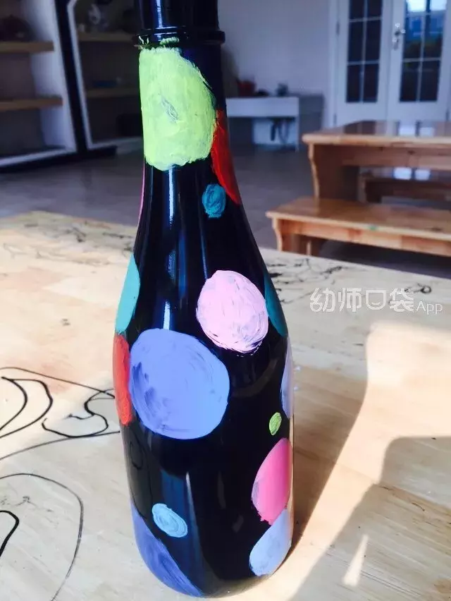 过完年废旧的纸箱、酒瓶、包装袋不要扔,可以和孩子做这些手工!
