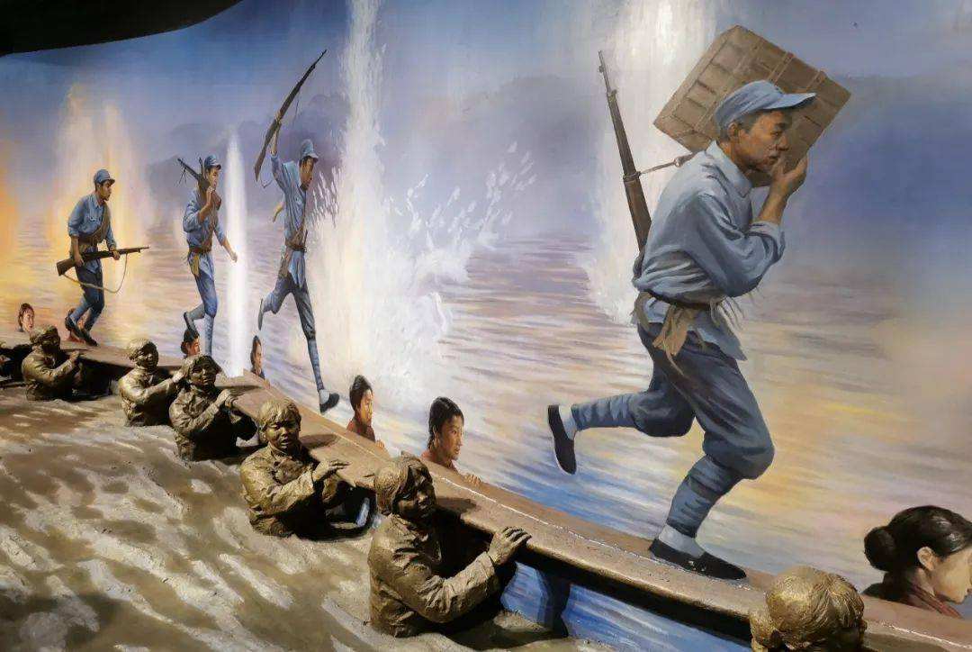 其中,32名沂蒙妇女,拆下自家的门板,在河中搭起一座"人桥",让一个团的