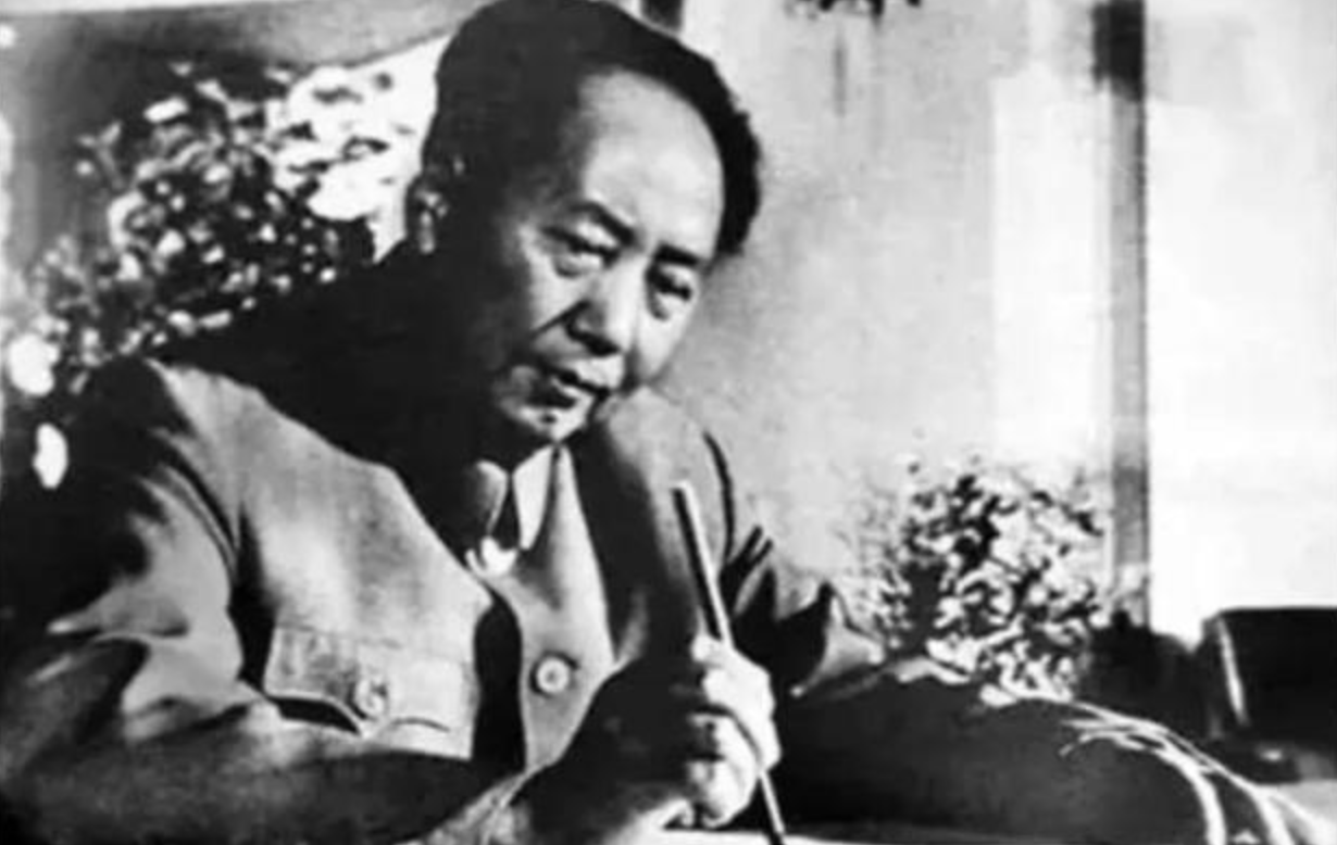毛主席逝世后，叶剑英当即给全军下了命令：全军进入一级战备状态