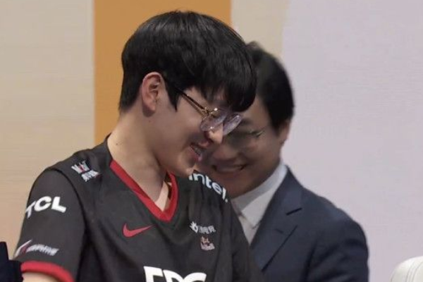 全国高校炸了！深夜裸奔，倒立洗头，剃光头，孩子们为何这么疯狂