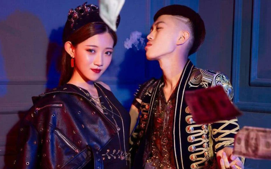 网红小伊伊,靠着当年在网上跳的"土味舞蹈",和其