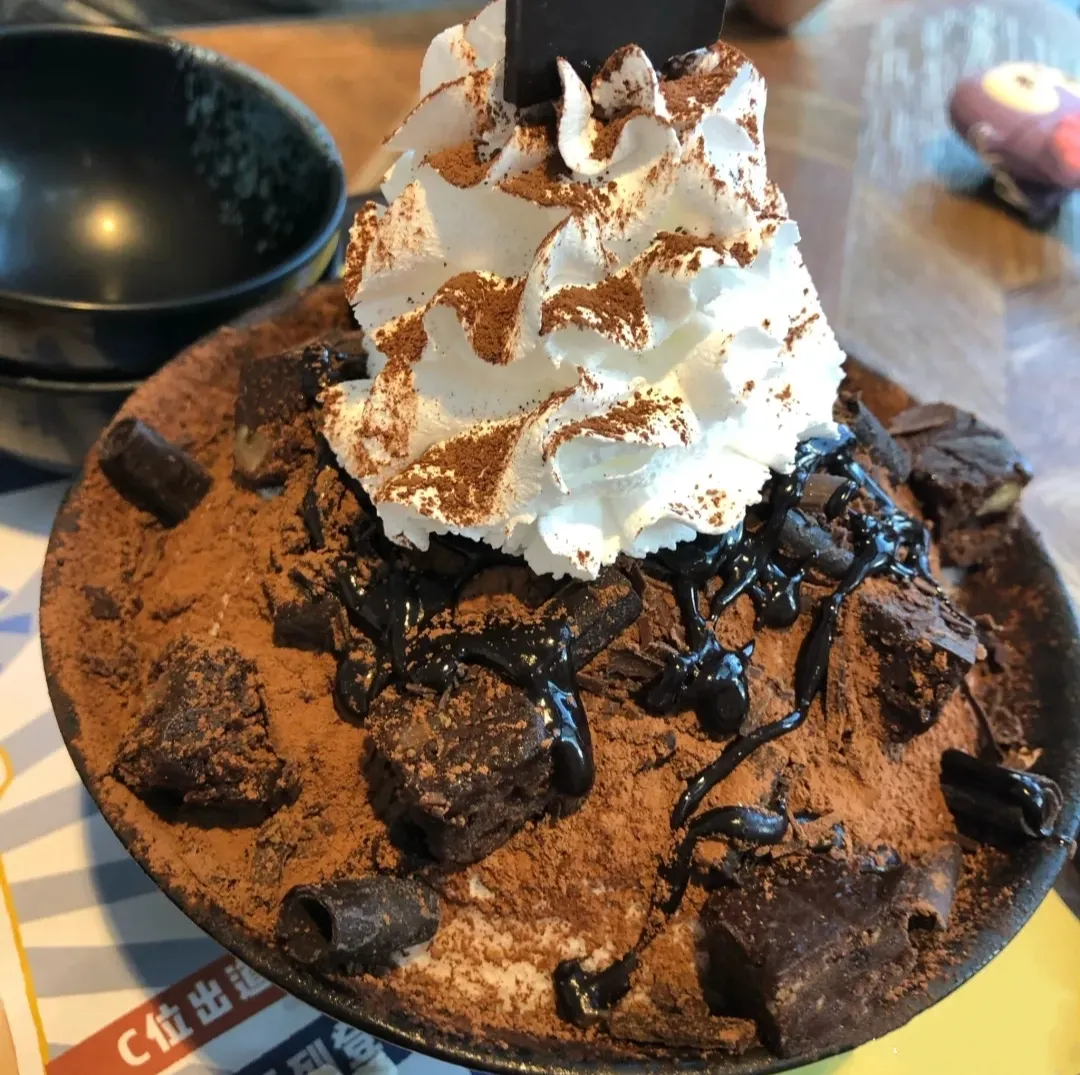 巧克力千层雪冰吃完真是满满罪恶感酸甜的草莓与草莓酱中和得恰到好处