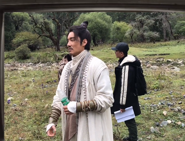 胡兵分享“不老秘诀”，片场化身护肤讲师，看得我都开始心动了