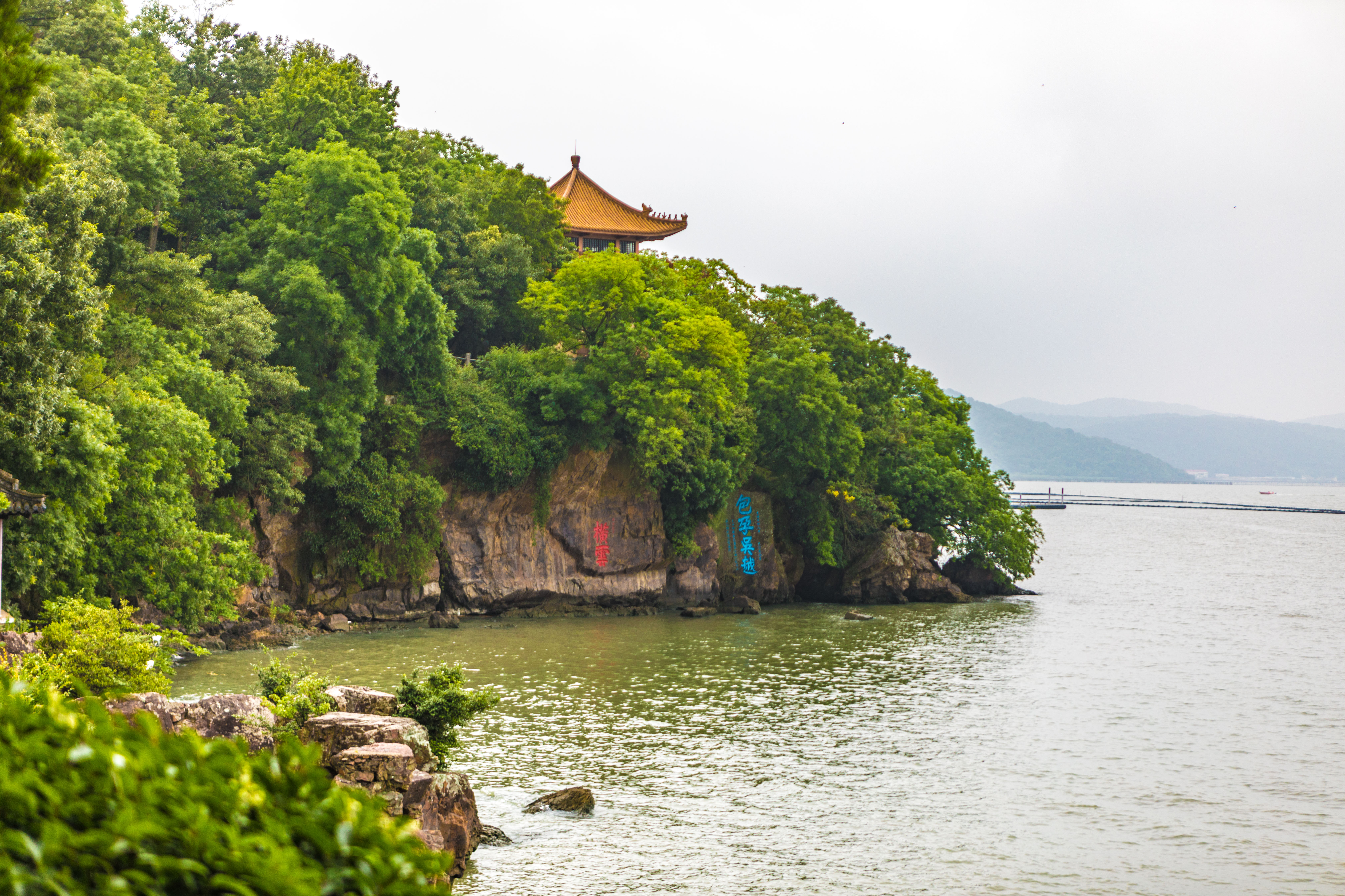 站在源头上向左右两侧是鼋头渚景区的湖岸线,郁郁葱葱的树木在岩石之
