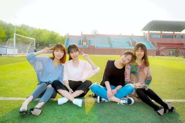 大学生花式秀“毕业照”，画面太美太别致，男同学请C位出道