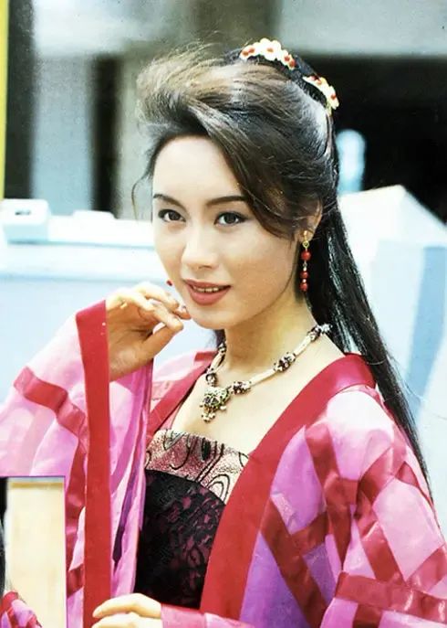 郭可盈的古装扮相很正,发丝飘动,衣袂飘飘,既有妩媚又有一丝威仪.