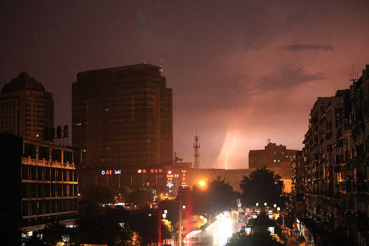 地震光现身？大理漾濞地震时，云层中出现七色闪光，它是从哪来的