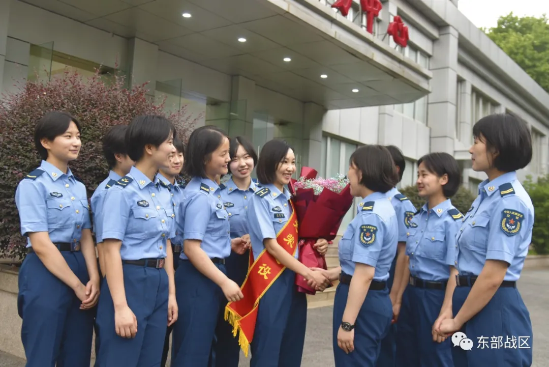 军官退役仪式，开始了