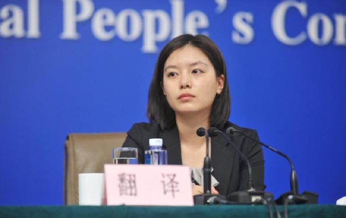 中国女翻译官燃爆了！中美交锋20分钟临场脱稿交传，太帅太牛