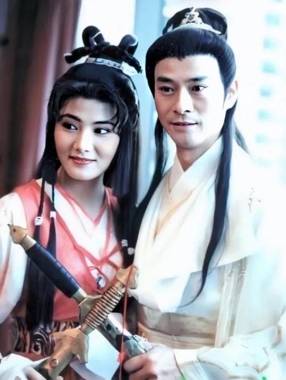 接着下来,郑少秋已经是楚留香这个角色的不二人选,之后的《楚留香新传