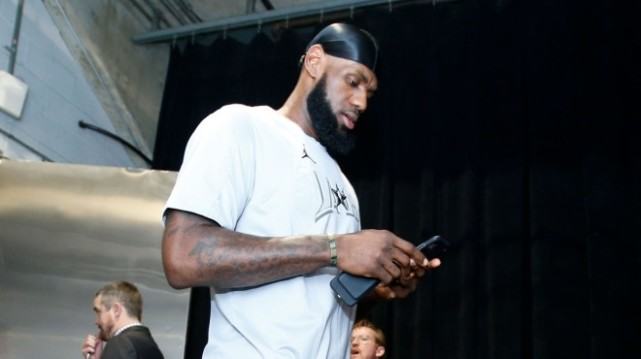 nba球员为什么不能穿长袖（22队前往奥兰多时间公布！湖人雄鹿同日抵达，球员着装出台新规定）