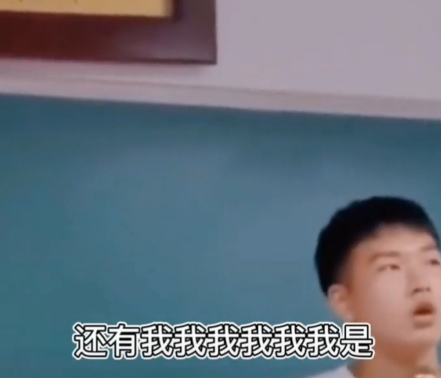 大学生上台自我介绍，真是紧张加激动，网友：说相声的好苗子