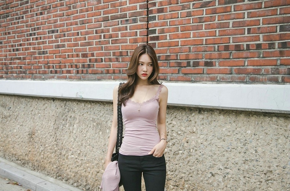美女写真集:街头背心长腿美女