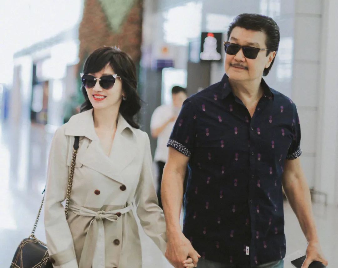 他是赵雅芝老公,从黄汉伟手中夺妻夺子,与妻子相伴35年很幸福