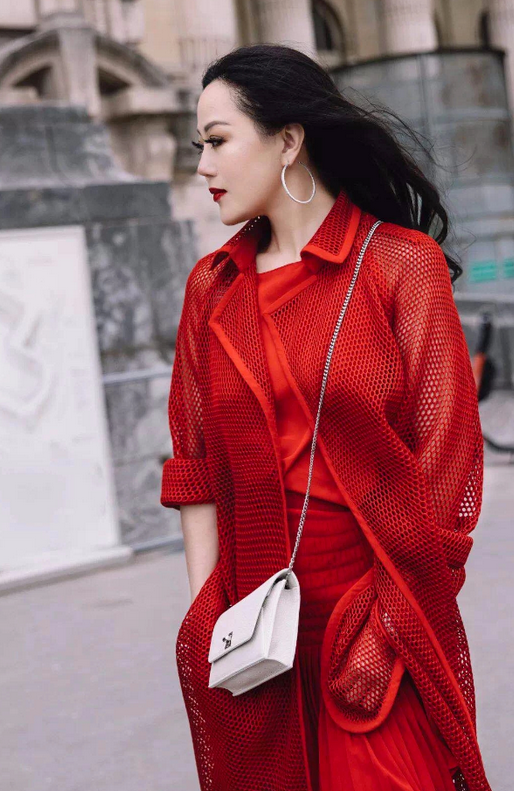 章小蕙真是时髦精，穿红色长裙雍容华贵不失名媛范，不像58岁的人