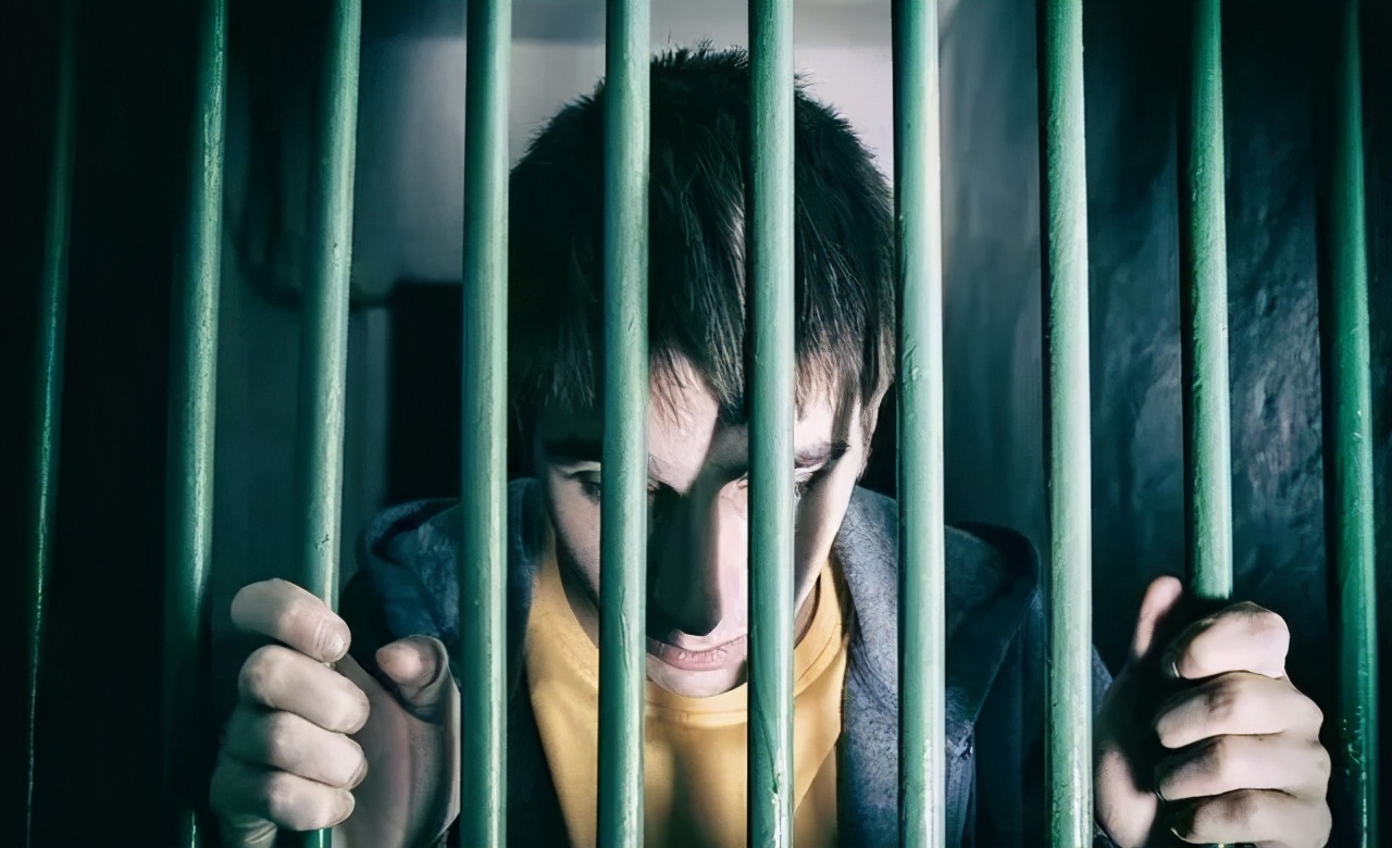 公务员被刑事拘留期间，单位依照下列比例，发放生活费
