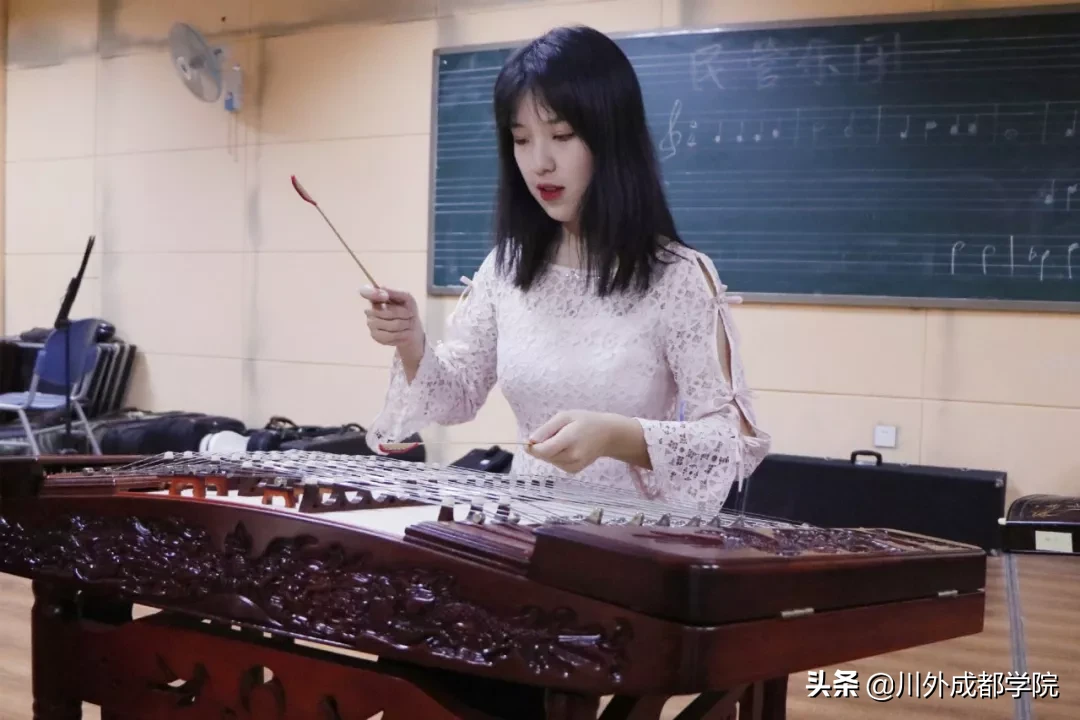 跟着这位仙女，体验四川外国语大学成都学院的文艺生活