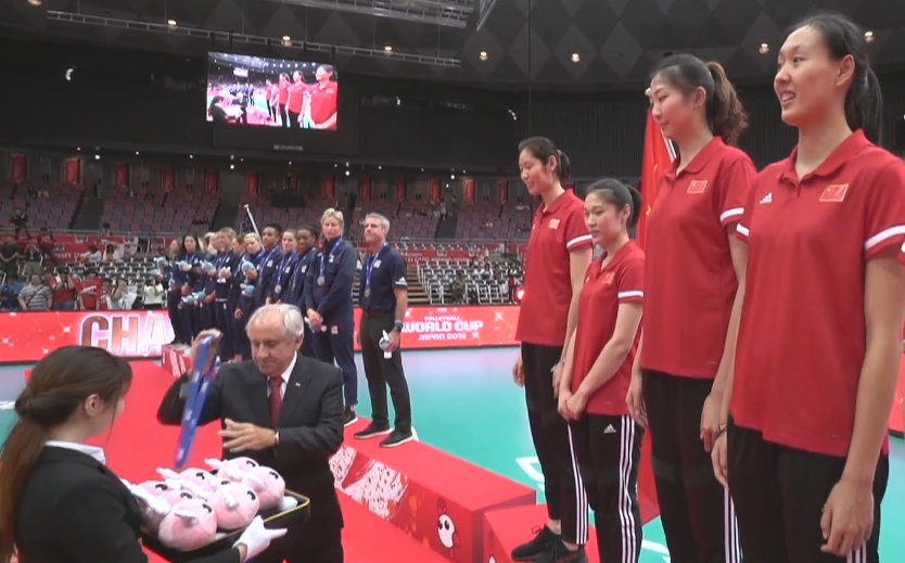 2019世界杯女排升国旗（升国旗奏国歌！郎平携16名女排姑娘登上领奖台，朱婷霸气捧起奖杯）