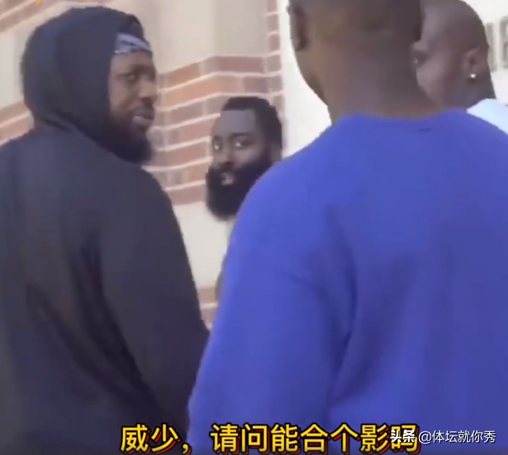 这个NBA球员扮他博抢镜(爆笑！恶搞哈登叫威少的名字，哈登眼神太吓人，一身腱子肉抢镜)