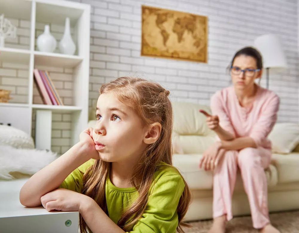 高空抛苹果将女婴砸瘫，11岁女孩被判赔偿185万，熊孩子报应来了