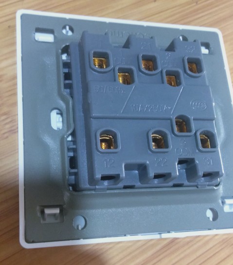 三开开关怎么接线(背面共有9个接线柱,七)