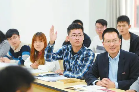 大学生寝室“男女混住”，学生的安全是否能保证？校方作出回应